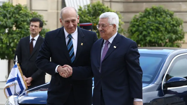 Ehud Olmert with PA chairman Abbas in 2008
