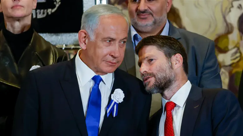 Benjamin Netanyahu (L) and Bezalel Smotrich (R)