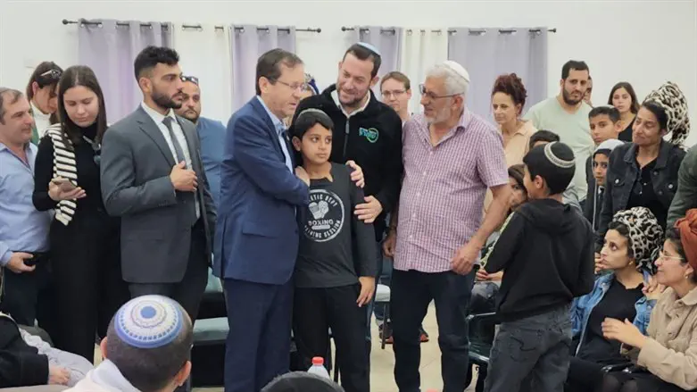 Herzog visits bereaved family in Kiryat Netafim