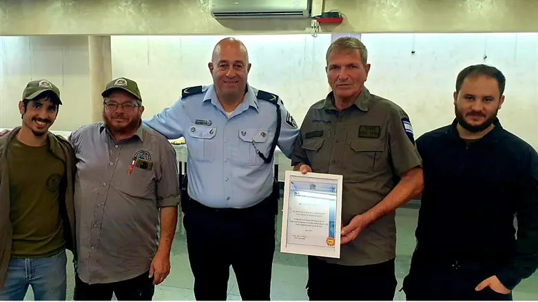 Deputy Commissioner Shaul Tzemach awards the IDU a certificate of appreciation.