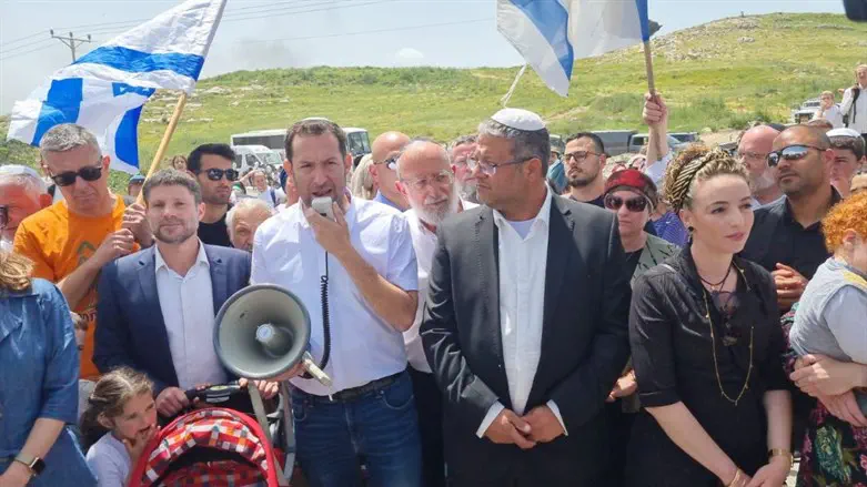 Yossi Dagan along with right-wing Knesset members in the evacuated Samarian town of Homesh