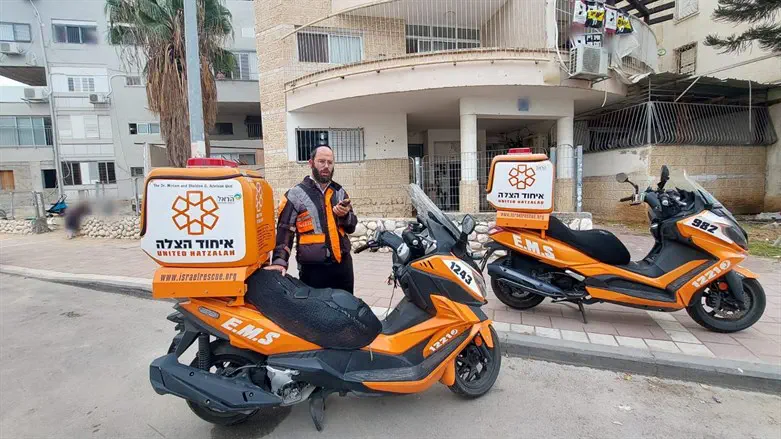 United Hatzalah volunteers responding to a medical emergency in Ashdod