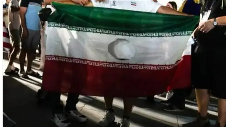 Mullahs' flag with a hole