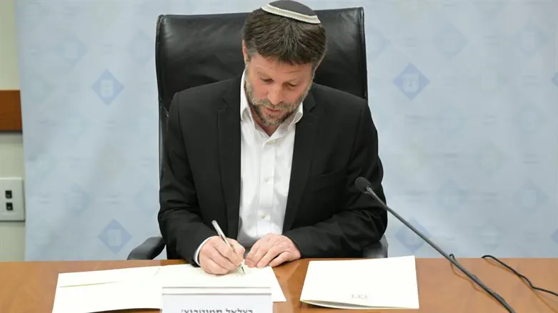 Bezalel Smotrich signing the offset order