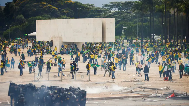 Rioters storm parliament building in Brasilia
