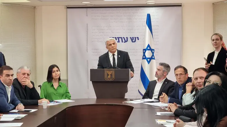 Lapid at faction meeting