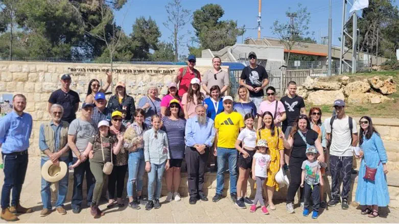Ne'eman (center) with immigrants in Gush Etzion