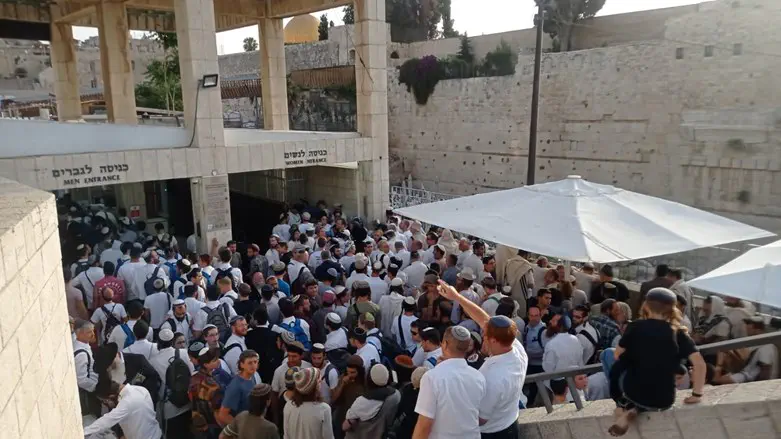 Jews awaiting permission to ascend Temple Mount