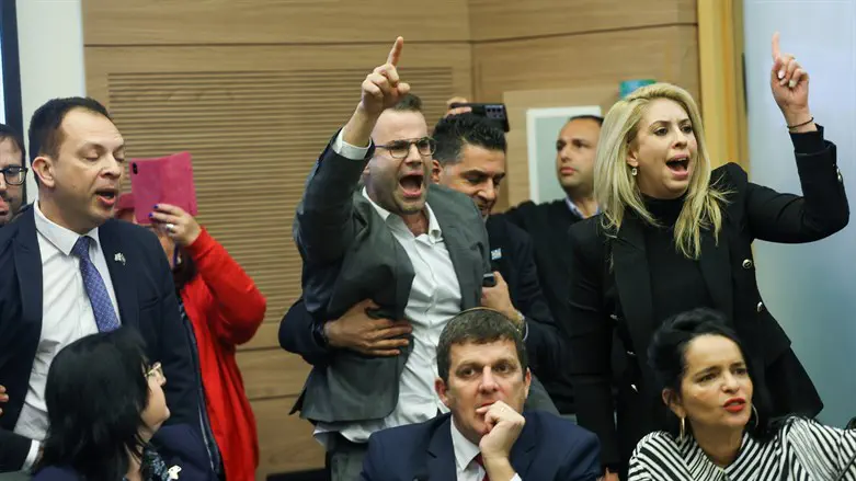 Chaos in the committee