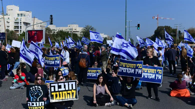 Anti-judicial reform protesters hut down road in Tel Aviv