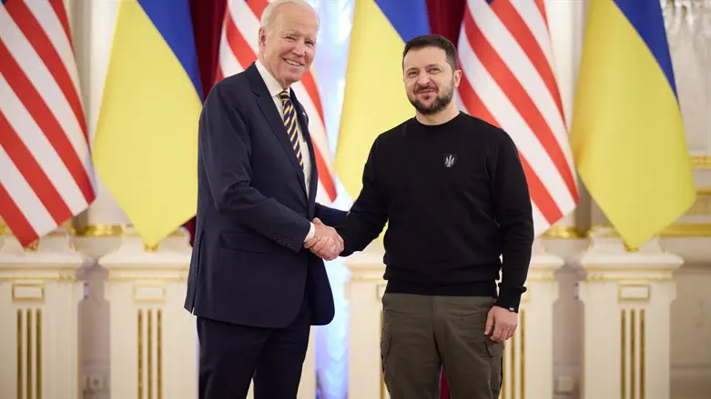 Volodomyr Zelensky shaking hands with the US president Joe Biden