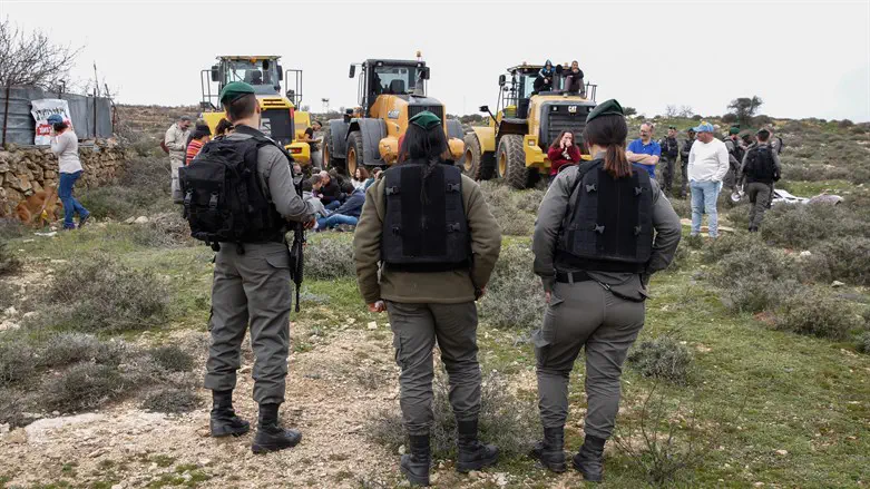 Civil Administration and Border Policemen arrive with tractors to demolish Netiv HaAvot in