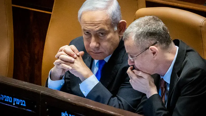 Benjamin Netanyahu (L) and Yariv Levin (R)
