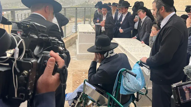 אברהם פלאי, שנפצע בפיגוע, Avraham Paley visits his sons grave 