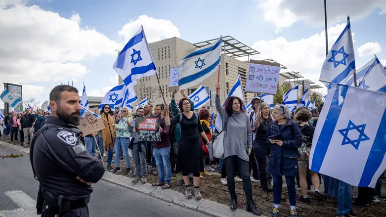 Students protest judicial reform