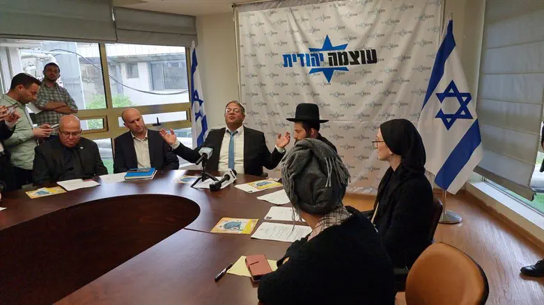Moshe Kleinerman's parents at the Otzma Yehudit party meeting