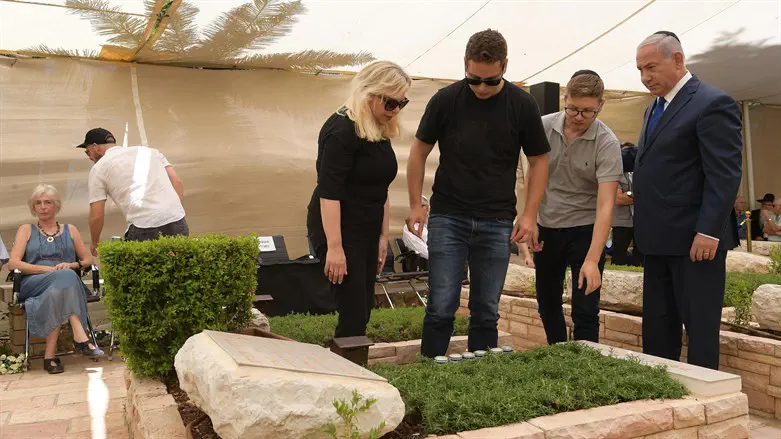 Memorial stone on the grave of Yoni Netanyahu
