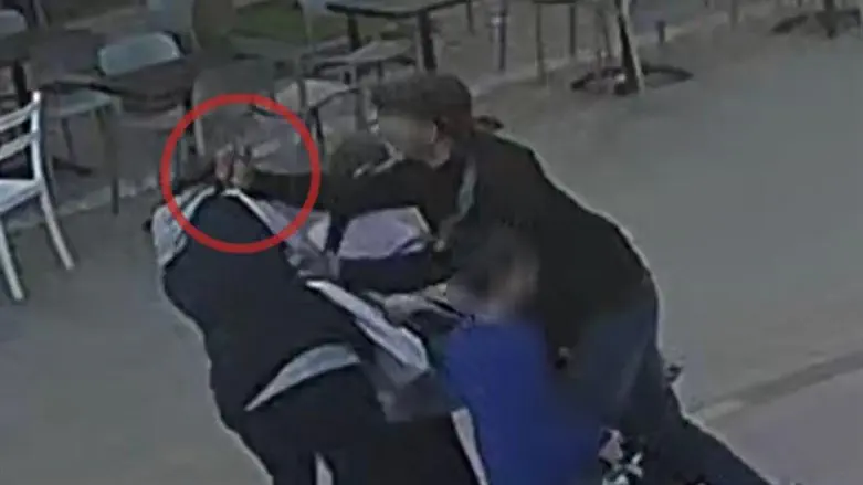 Arab threatens woman with a knife in Netanya