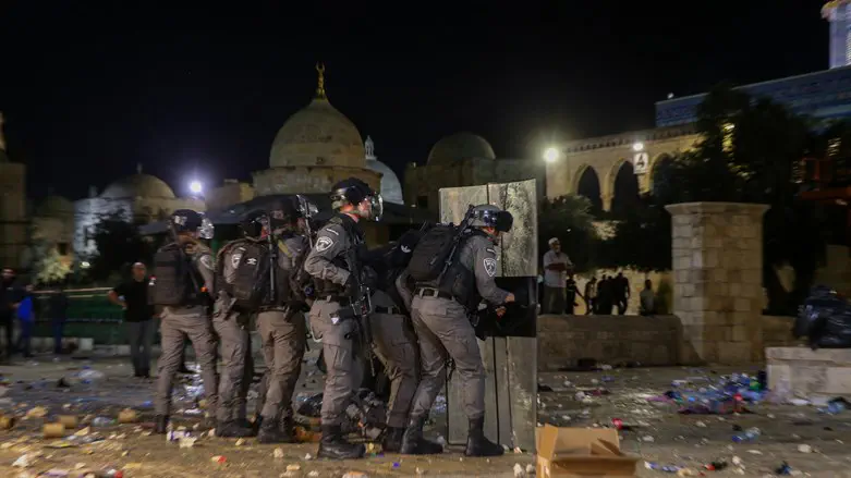 Police clash with Arab rioters at Al-Aqsa Mosque compound