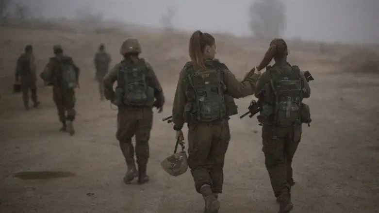 female soldiers (illustration)