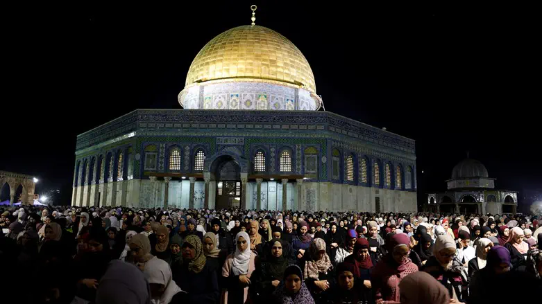 Tens of thousands of Muslims visit Temple Mount for 'Laylat Al Qadr' during Ramadan