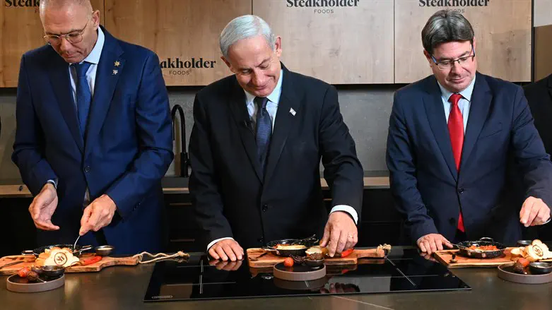 Netanyahu tries 3d-pritned fish