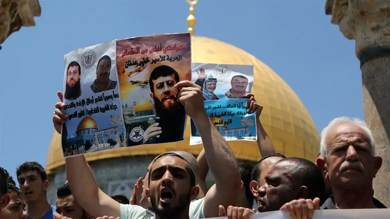 Arabs on Temple Mount protest death of Khader Adnan 