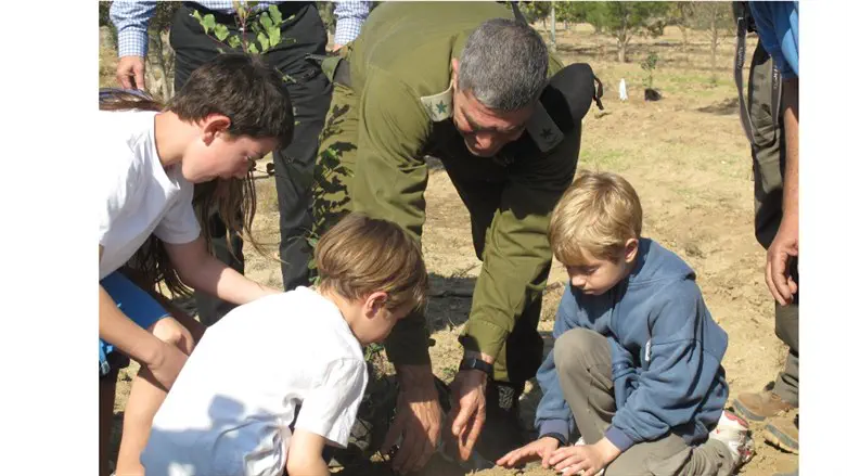 Southern commander plants trees with children in Gaza envelope
