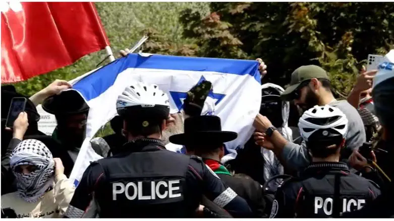Pro-Palestinian Arabs and Neturei Karta demonstrate in Toronto