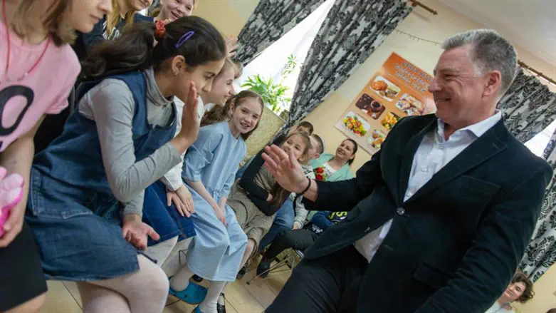US diplomat Kurt Volker meeting with children at Chabad’s Mishpacha Children’s Home