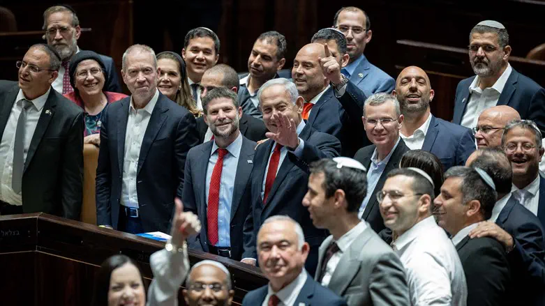 Netanyahu flanked by Coalition lawmakers