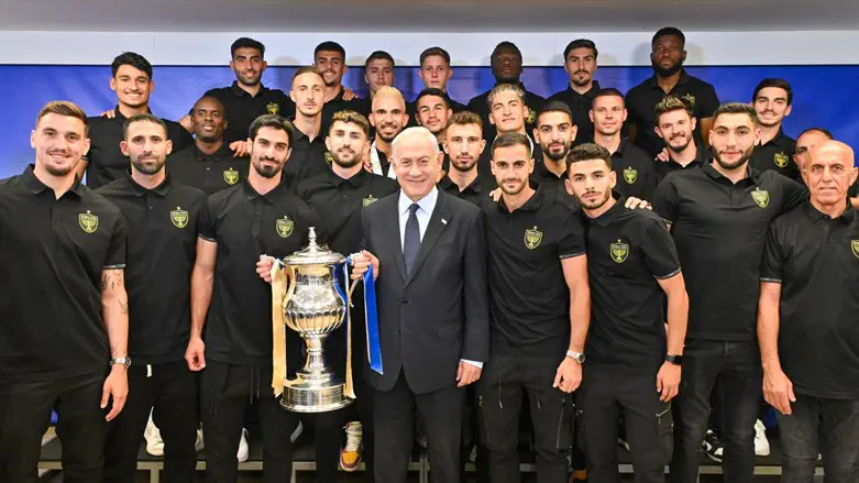 Netanyahu with Beitar Jerusalem players