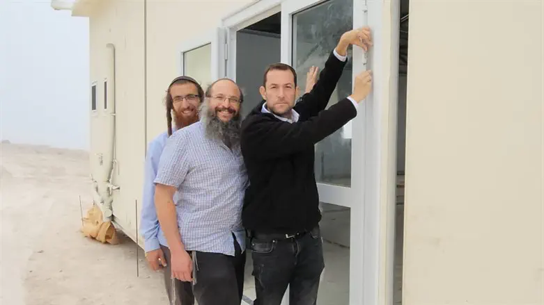 Yossi Dagan affixes mezuzah at Homesh yeshiva's new location