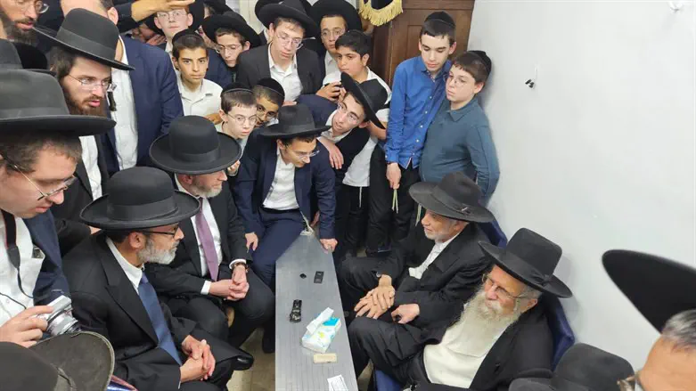 Rabbi Meir Kahane pays condolence visit to the Edelstein family