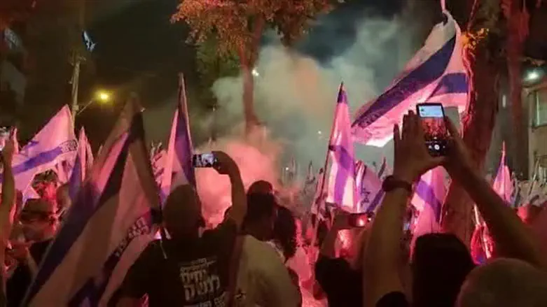 Protest in front of Petah Tikva police department 