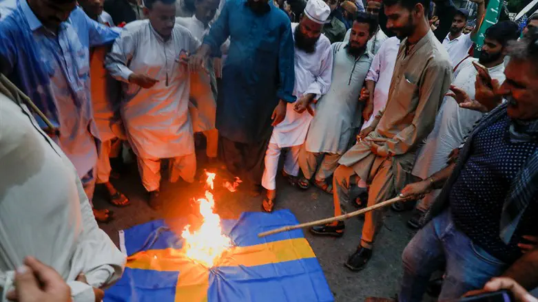 Protesters burn Swedish flag in Karachi, Pakistan