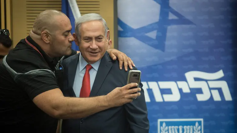 Zarka (left) and Prime Minister Netanyahu (right)