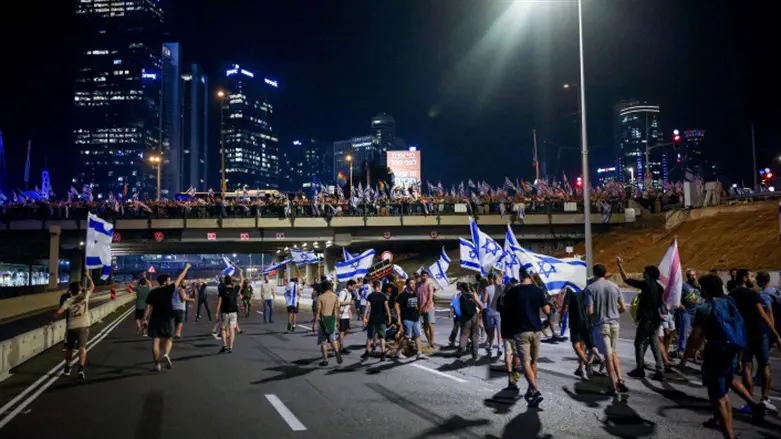 Protesters block Ayalon Highway