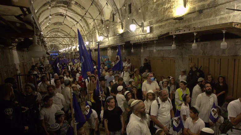 The march between gates of the Temple Mount