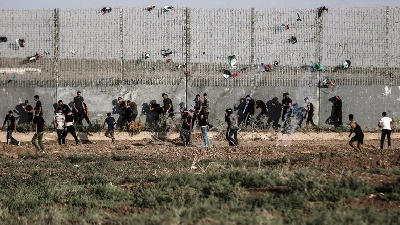 Palestinian Arabs clash with Israeli soldiers at Israel-Gaza border fence