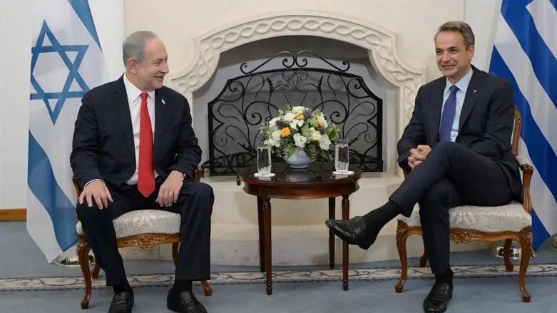 PM Netanyahu (L) and Greek PM Kyriakos Mitsotakis (R)