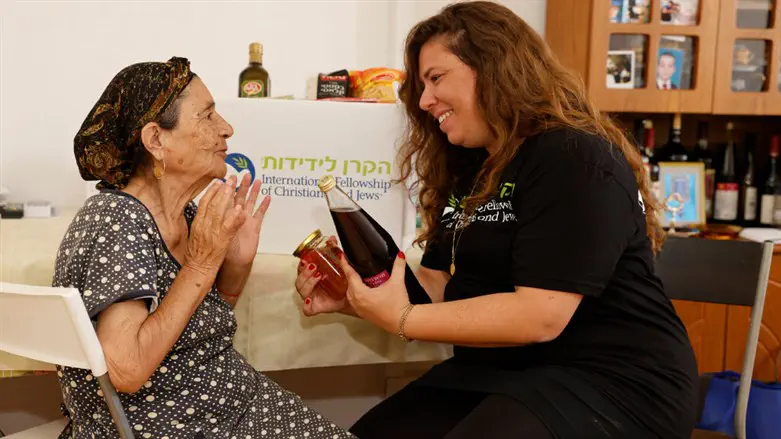 Sibo receives a packge for Rosh Hashanah