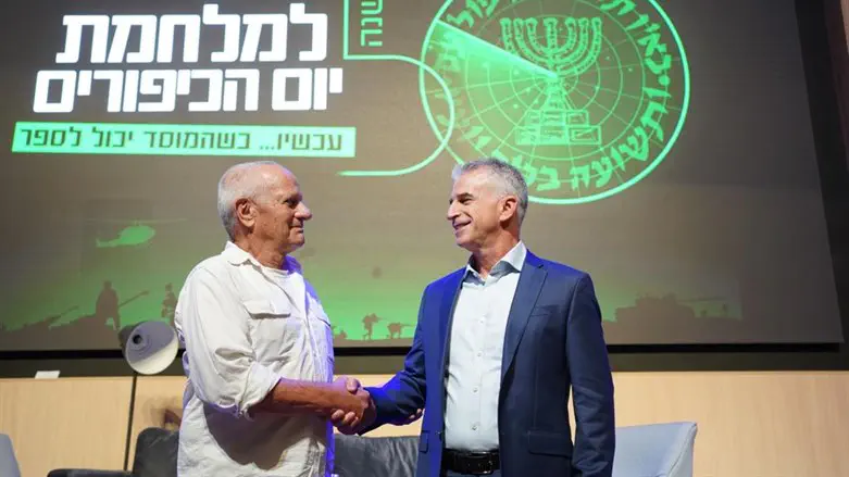 Mossad Director David Barnea with the son of Zvi Zamir 