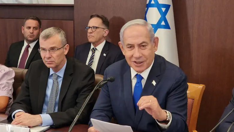 Netanyahu at cabinet meeting