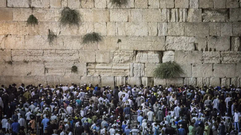 Thousands at Kotel for Selichot