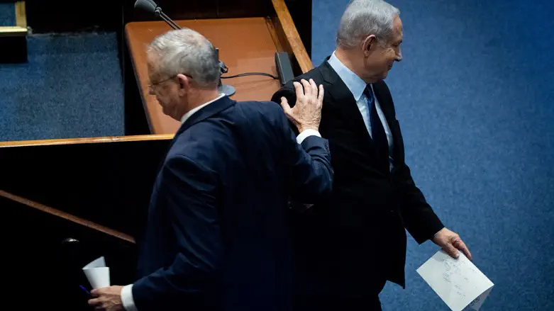 Benny Gantz of National Unity (L) and Prime Minister Benjamin Netanyahu of Likud (R)