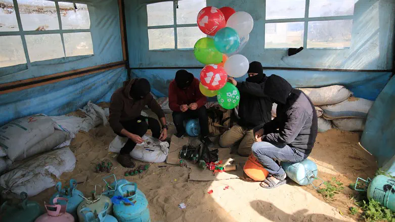 Islamic operatives prepare incendiary baloons