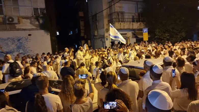 Blowing the shofar at the conclusion of Yom Kippur in Tel Aviv
