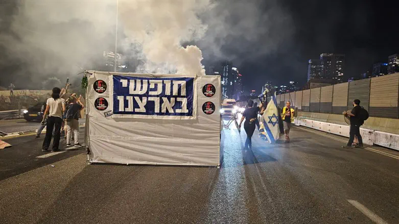 A protest sukkah set up on the Ayalon Highway