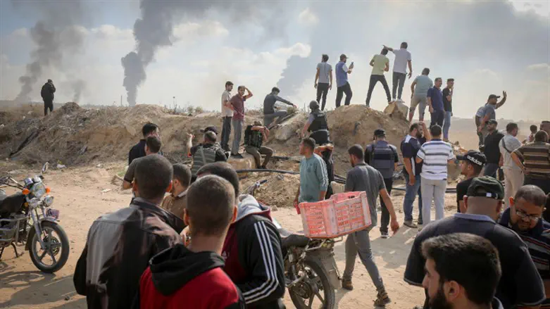 Arab rioters on rhe Gaza border